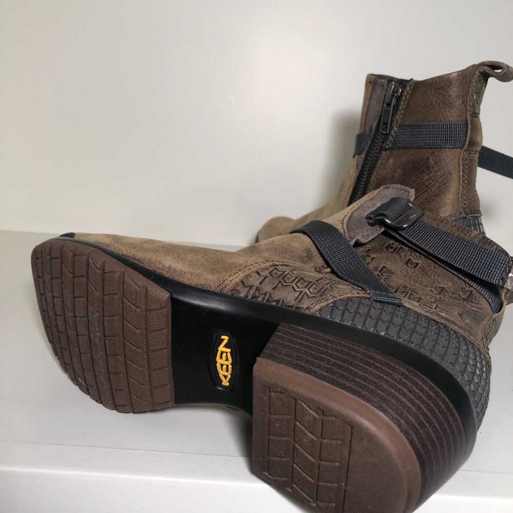 Keens Size 7 suede brown winter boots - Keens